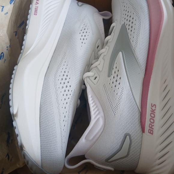Brooks Women’s Glycerin 23 NeutraBrooks Women's Athletic Shoes in White and Pink - Picture 10 of 14